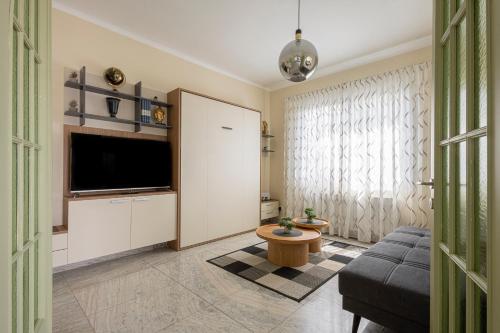 un salon avec un canapé et une télévision à écran plat dans l'établissement Villa Solaris, à Sanremo