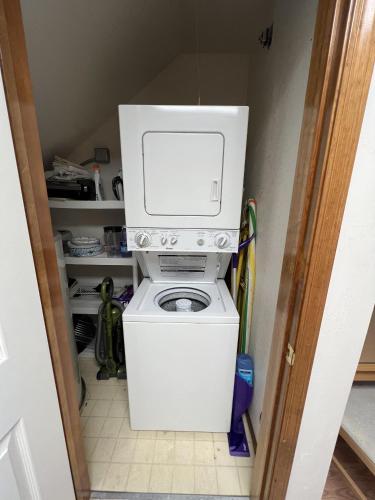 a washer and dryer in a small room at Bear Paw #11139 