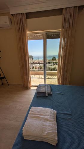 Katil atau katil-katil dalam bilik di Beachfront Apartment