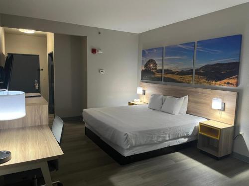 Postel nebo postele na pokoji v ubytování Days Inn by Wyndham Coffeyville, Kansas