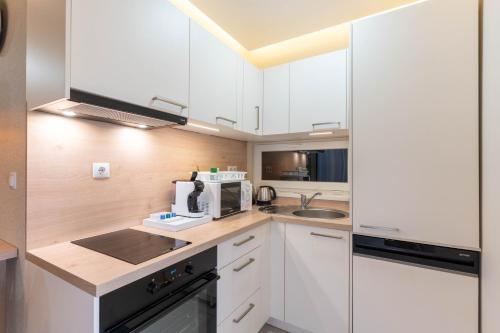 Kuchyň nebo kuchyňský kout v ubytování Lakeside Panorama Apartment 115