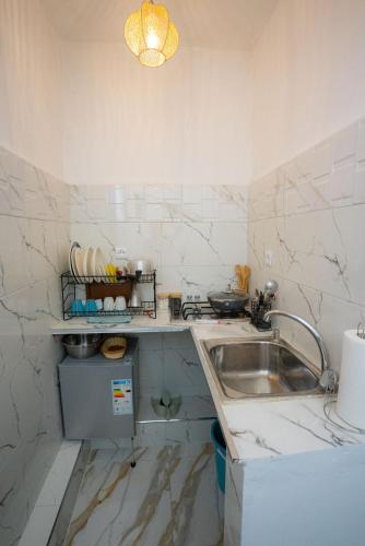 eine Küche mit Spüle und Arbeitsplatte in der Unterkunft Studio Blue Majorelle Marrakech in Marrakesch