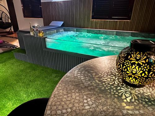 Πισίνα στο ή κοντά στο Villa Puerto Rico in front of the shopping center with private heated saltwater pool with jacuzzi & t able fút boll & arcade games OR St andard Villa Puerto Rico in front of the shopping center with private heated saltwater big jacuzzi & arcade games