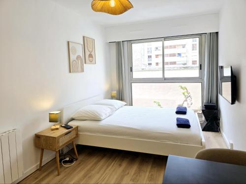 une petite chambre avec un lit et une fenêtre dans l'établissement Cosy Apartments - Marseille Estiennes d'Orves - Hyper central students apartment close to metro and Vieux-Port, à Marseille