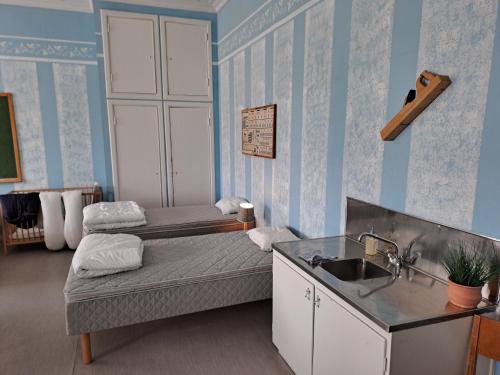 a bathroom with a bed and a sink at Skolan - Boende Vindelälven in Gargnäs