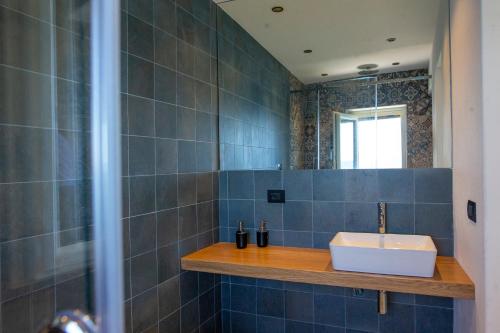 Ένα μπάνιο στο Torre Bastione di Capo Marchiafava