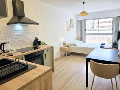 Il comprend une cuisine et un salon avec un lit. dans l'établissement Cosy Apartments - Marseille Estiennes d'Orves - Hyper central students apartment close to metro and Vieux-Port, à Marseille