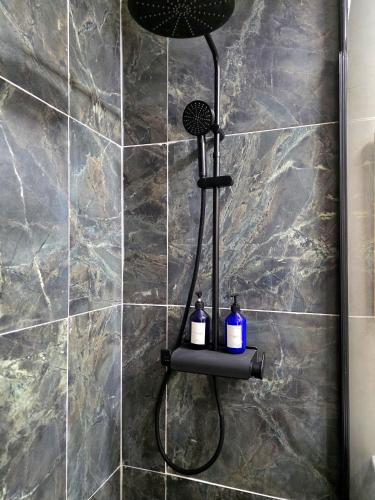 La salle de bains est pourvue d'une douche et de 2 bouteilles de savon. dans l'établissement Cosy Apartments - Marseille Estiennes d'Orves - Hyper central students apartment close to metro and Vieux-Port, à Marseille