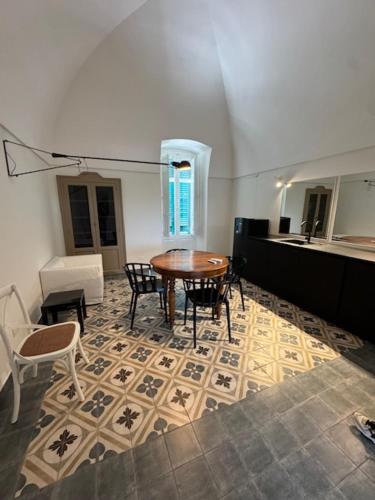 a room with a table and chairs on a tile floor at IL CARRUBO La dimora in Monopoli