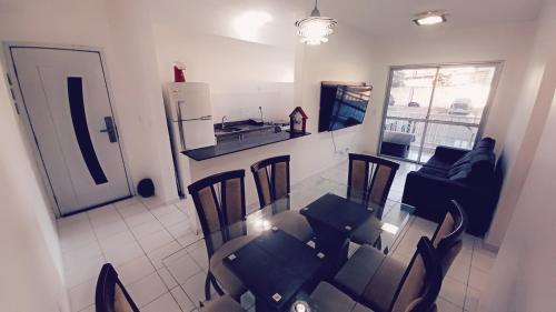 Una cocina y un comedor con mesa y sillas. en Apartamento - COP 30, en Ananindeua