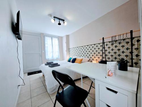 une chambre avec un lit et un bureau avec une chaise dans l'établissement Alexandre Marie - Séjour à Auxerre, à Auxerre