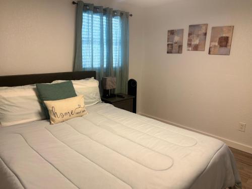 タンパにあるHome Sweet Homeのベッドルーム(白い大型ベッド、枕付)