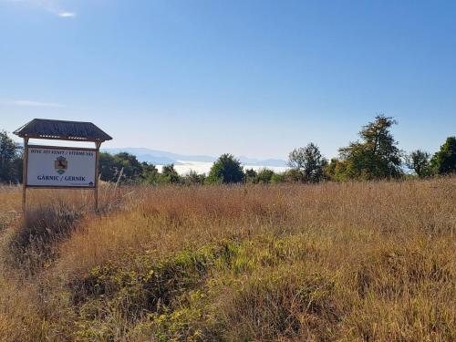 a sign in the middle of a field at Gerník 33 in Gârnic