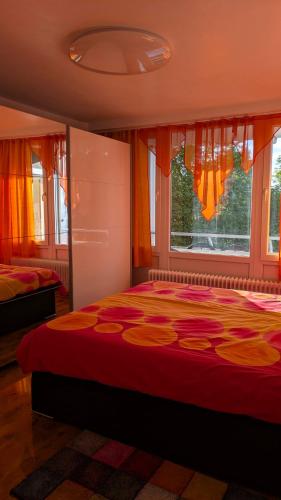 een slaapkamer met een groot bed voor een raam bij Wohlfühloase 80 qm max 6 Pers in Bielefeld