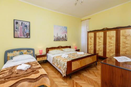 Apartments with WiFi Sibenik - 24358