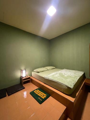 um quarto com uma cama e uma televisão em Abrakadabra Manshon em Timuran