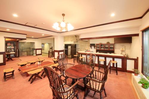 a living room with a table and chairs at Bansuirou Fukuzumi 萬翠楼 福住 in Hakone