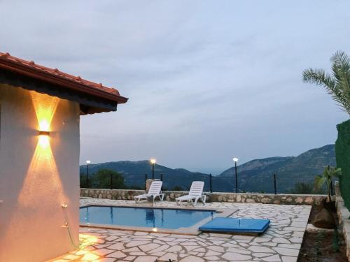 Der Swimmingpool an oder in der Nähe von Mountain View House with Pool Near Olympos Adrasan