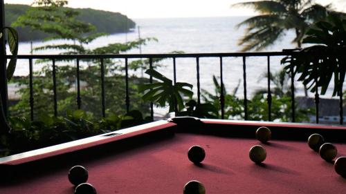 a pool table with a view of the ocean at Casa Rinconsito Miramar in Jalcocotán
