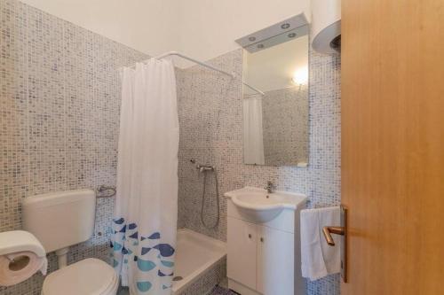 Koupelna v ubytování Apartments for families with children Ljubac, Zadar - 24394