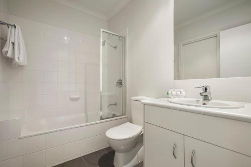 庫克角的住宿－奎斯特庇護湖酒店，白色的浴室设有卫生间和水槽。