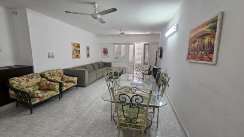 un salon avec une table et un canapé dans l'établissement شاليه جرين بيتش العلمين ثلاث غرف, à El Alamein