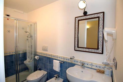 bagno con lavandino, servizi igienici e specchio di B&B Palazzo Pisani ad Amalfi