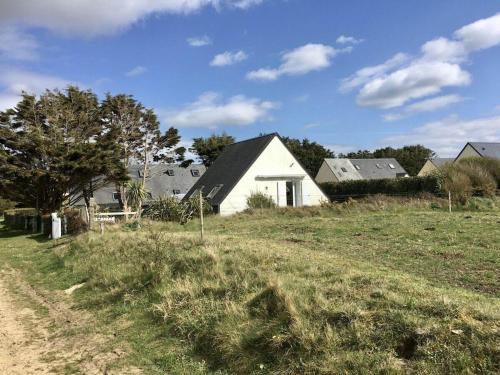 Photo de la galerie de l'établissement Holiday home with 2 bedrooms, à Surtainville