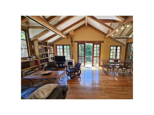 un grand salon avec une table et des chaises dans l'établissement Holiday Apartment Segura 2, à Oletta