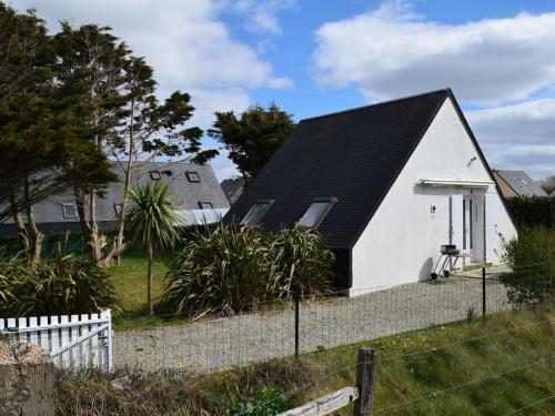 Photo de la galerie de l'établissement Holiday home with 2 bedrooms, à Surtainville