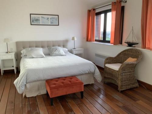 - une chambre avec un grand lit et une chaise dans l'établissement Holiday apartment with 3 bedrooms, à Sibiril