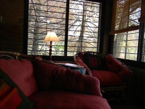 a living room with a couch and two windows at Sen de campo: viví la naturaleza in Colastiné