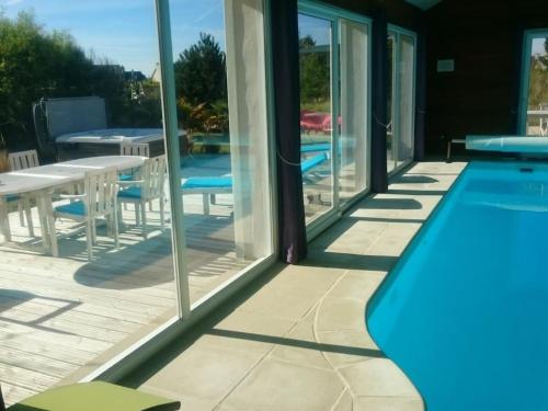 - une piscine avec vue sur une maison dans l'établissement Holiday home Villa des Dune, à Cléder