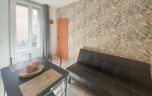 Posezení v ubytování 1 Bedroom Lovely Apartment In Agde