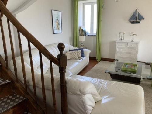 un salon avec un canapé et une table dans l'établissement Holiday home in Sibiril with swimming pool, à Sibiril