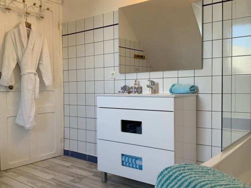 une salle de bain blanche avec un lavabo et un miroir dans l'établissement Holiday home in Sibiril with swimming pool, à Sibiril