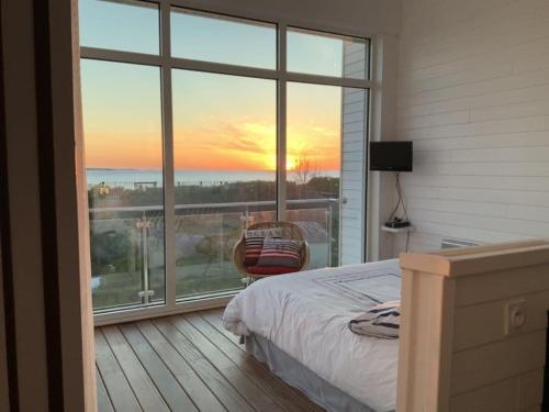 une chambre avec un lit et une grande fenêtre dans l'établissement Villa in Santec with swimming pool, à Santec