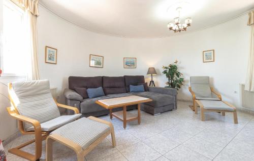 una sala de estar con un sofá y dos sillas en Stunning Home In Rojales With Kitchen, en Rojales