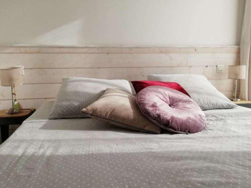 un lit avec trois oreillers dessus dans l'établissement Holiday apartment with 2 bedrooms, à Creach Hamon