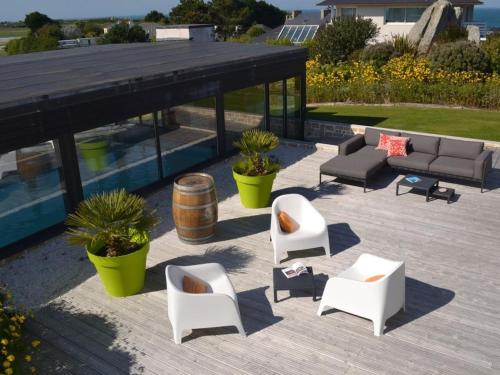 d'une terrasse avec des canapés et des chaises. dans l'établissement Holiday apartment with 2 bedrooms, à Creach Hamon