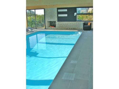 une grande piscine avec de l'eau bleue dans l'établissement Holiday apartment with 2 bedrooms, à Sibiril