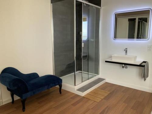 une salle de bain avec douche et lavabo dans l'établissement Holiday apartment with 2 bedrooms, à Sibiril