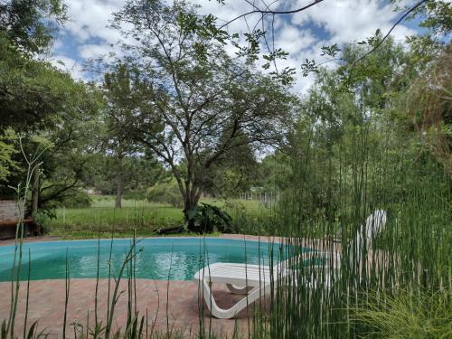 a swimming pool in a yard with tall grass at Sen de campo: viví la naturaleza in Colastiné
