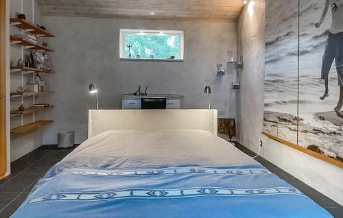 Cozy Home In Gotlands Tofta With Wifiにあるベッド