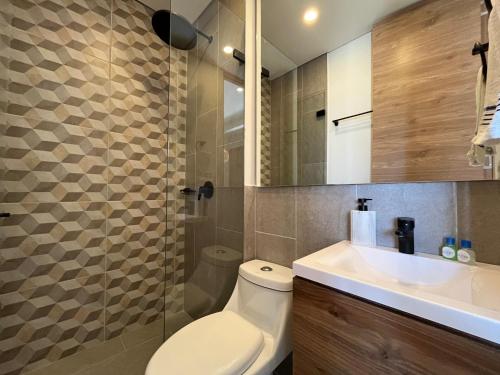 a bathroom with a toilet and a sink and a shower at Edificio Salinas del Mar - Pozos Colorados in Santa Marta