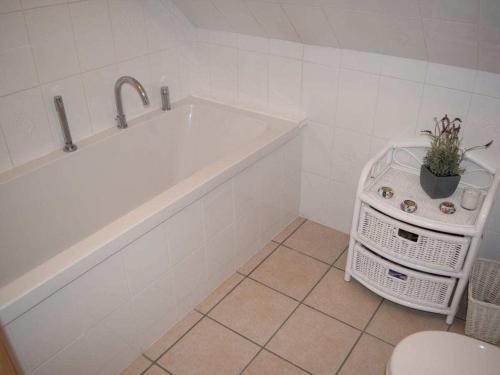 une salle de bain avec une baignoire, des toilettes et un lavabo dans l'établissement Holiday home with 3 bedrooms, à Neufmesnil