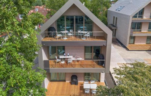 eine Luftaufnahme eines Gebäudes mit einer Terrasse mit Tischen und Stühlen in der Unterkunft 1 Bedroom Cozy Apartment In Tossens in Stick