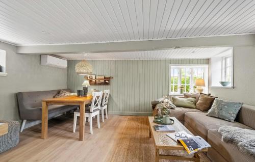 Un lugar para sentarse en Charming Home In Samsø With 1 Bedroom