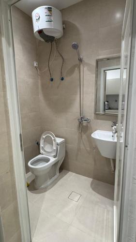 a bathroom with a toilet and a sink at استديو غرف نوم سرير مزدوج بمطبخ in Al Majaridah
