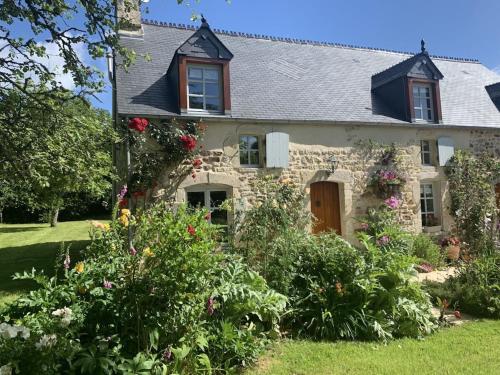 Photo de la galerie de l'établissement Holiday cottage with 3 bedrooms, à Négreville